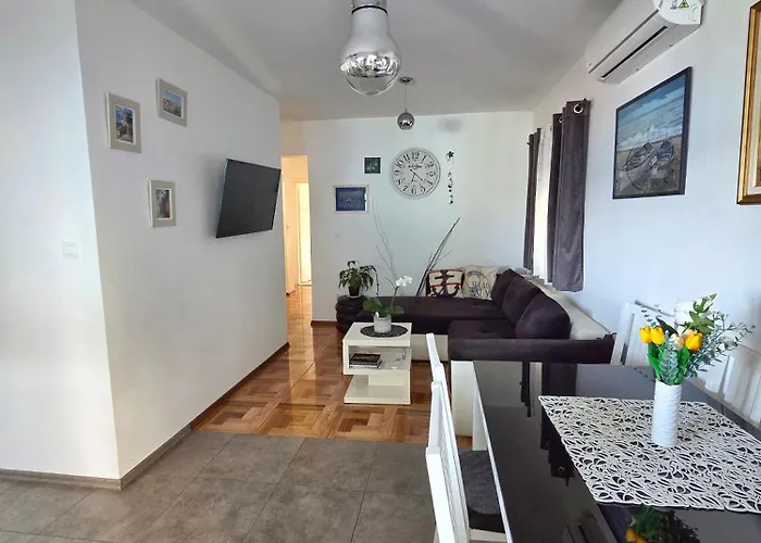Tia, Private Terrace, Sea View, Jacuzzi 特罗吉尔